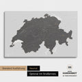 Neutrale und schlichte Standard-Ausführung einer Schweiz-Karte als Pinn-Leinwand in Treasure Dunkelgrau