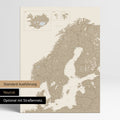 Neutrale und schlichte Standard-Ausführung einer Skandinavien-Karte als Pinn-Leinwand in Desert Sand (Beige) mit oder ohne Straßennetz