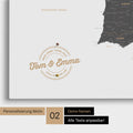 Spanien- & Portugal-Karte Pinn-Leinwand in Light Gray mit Personalisierung als rundes Logo, das eine Legende für bereits besuchte Reiseziele im Rundtext beinhaltet