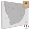 Südafrika-Landkarte in Farbe Coolgray (Hellgrau) als Pinn-Leinwand, mit Pins zur Markierung von Reisezielen, hochwertig in Deutschland gefertigt.