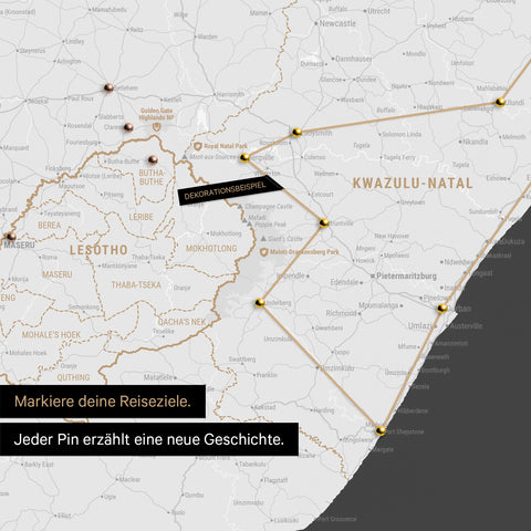 Südafrika-Karte in Farbe Dunkelgrau mit Pins und Garn, die Reiseziele und die Reiseroute in Lesotho und Kwazulu-Natal absteckt.
