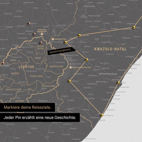 Südafrika-Karte in Farbe Light Gray mit Pins und Garn, die Reiseziele und die Reiseroute in Lesotho und Kwazulu-Natal absteckt.