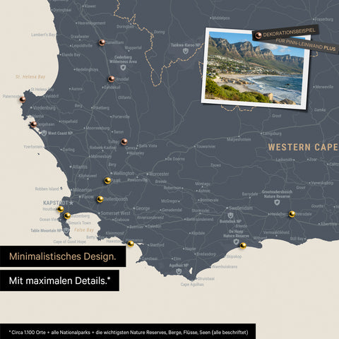 Detail einer Südafrika Landkarte als Pinn-Leinwand im minimalstischen Design und Farbe Navy Light, die mit Pins markierte Reiseziele in der Region rund um Kapstadt zeigt. Auf der Pinn-Leinwand können auch Fotos befestigt werden.