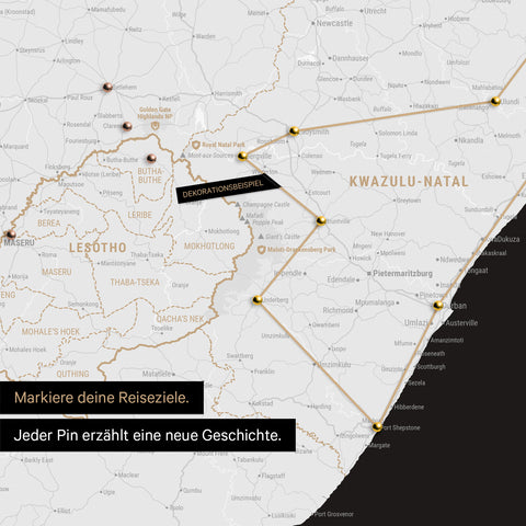 Südafrika-Karte in Farbe Schwarz-Weiss mit Pins und Garn, die Reiseziele und die Reiseroute in Lesotho und Kwazulu-Natal absteckt.
