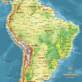 Dettaglio di una mappa topografica magnetica del mondo come lavagna magnetica in Multicolor Topo che mostra il Sud America con una foto appuntata e magneti da viaggio e vacanza