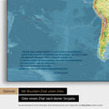 Mappa topografica mondiale in Multicolor Topo con citazione stampata di Anthony Bourdain, che può essere sostituita con qualsiasi altra citazione durante la personalizzazione
