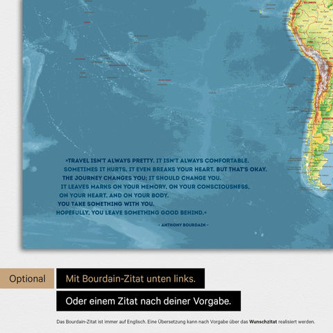 Mappa topografica mondiale a colori Multicolor Topo con citazione stampata di Anthony Bourdain, che può essere sostituita con qualsiasi altra citazione durante la personalizzazione