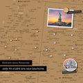 Detail einer magnetischen USA-Karte als Magnettafel mit einem angepinnten Foto sowie Reise- und Urlaubsmagnete