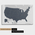 Neutrale und schlichte Ausführung einer USA Amerika Karte als Pinn-Leinwand in Denim Blue