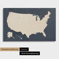 Neutrale und schlichte Ausführung einer USA Amerika Karte als Pinn-Leinwand in Hale Navy (Dunkelblau Gold)