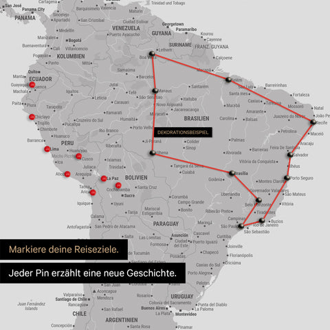 Detail einer Weltkarte als Pinn-Leinwand in Hellgrau zeigt einen Ausschnitt aus Südamerika, in dem Pins besuchte Reiseziele markieren und die mit einem bunten Faden verbunden sind