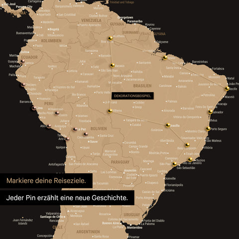 Detail einer Weltkarte als Pinn-Leinwand in Sonar Black zeigt einen Ausschnitt aus Südamerika, in dem Pins besuchte Reiseziele markieren und die mit einem bunten Faden verbunden sind