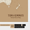 Personalisierte Weltkarte mit Antarktis als Pinn-Leinwand in der Farbe Treasure Gold mit einer Personalisierung als Vintage-Logo