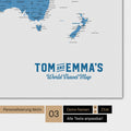 Mappa del mondo in colore blu con un logo vintage come personalizzazione moderna