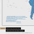 Mappa del mondo in colore blu con citazione stampata di Anthony Bourdain, che può essere sostituita con qualsiasi altra citazione durante la personalizzazione