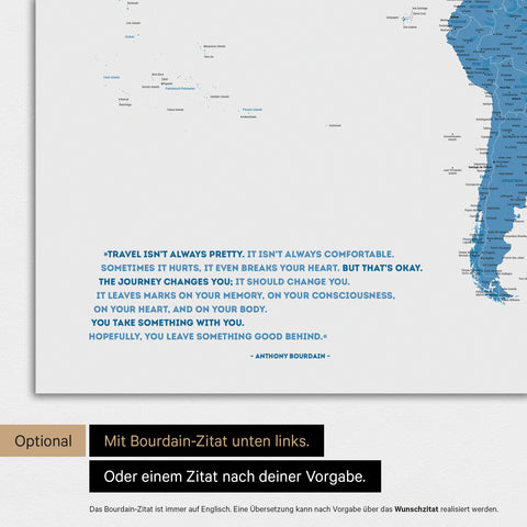 Mappa del mondo in colore blu con citazione stampata di Anthony Bourdain, che può essere sostituita con qualsiasi altra citazione durante la personalizzazione