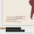 Mappa del mondo in colore rosso bordeaux con citazione stampata di Anthony Bourdain, che può essere sostituita con qualsiasi altra citazione durante la personalizzazione