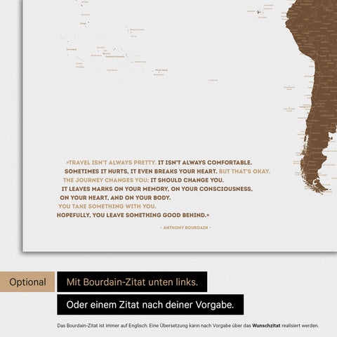 Mappa del mondo marrone con citazione stampata di Anthony Bourdain, che può essere sostituita con qualsiasi altra citazione durante la personalizzazione
