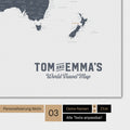 Mappa del mondo in colore Denim Blue con un logo vintage come personalizzazione moderna