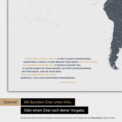 Mappa del mondo in colore Denim Blue con citazione stampata di Anthony Bourdain, che può essere sostituita con qualsiasi altra citazione durante la personalizzazione