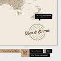Motivo alternativo per una personalizzazione con il tuo nome su una mappa del mondo nel colore Desert Sand