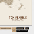 Mappa del mondo in colore Desert Sand con un logo vintage come personalizzazione moderna
