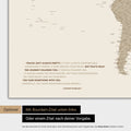 Mappa del mondo in colore Desert Sand con citazione stampata di Anthony Bourdain, che può essere sostituita con qualsiasi altra citazione durante la personalizzazione