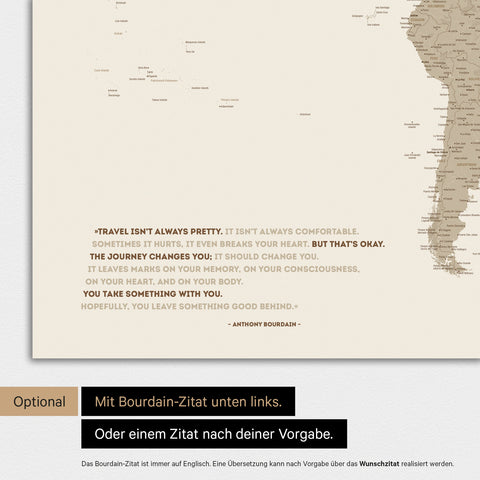 Mappa del mondo in colore Desert Sand con citazione stampata di Anthony Bourdain, che può essere sostituita con qualsiasi altra citazione durante la personalizzazione