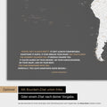 Mappa del mondo in colore grigio scuro con citazione stampata di Anthony Bourdain, che può essere sostituita con qualsiasi altra citazione durante la personalizzazione