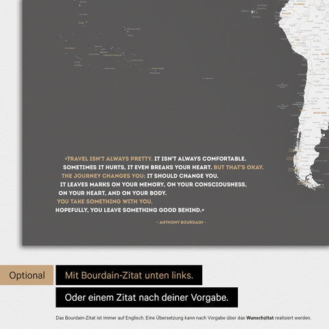 Mappa del mondo in colore grigio scuro con citazione stampata di Anthony Bourdain, che può essere sostituita con qualsiasi altra citazione durante la personalizzazione