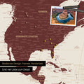 Weltkarte in der Equal-Earth-Projektion als Pinnwand in der Farbe  Bordeaux Rot, auf der Reiseziele in den USA und Kanada mit Pins markiert sind