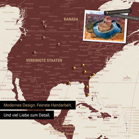 Weltkarte in der Equal-Earth-Projektion als Pinnwand in der Farbe  Bordeaux Rot, auf der Reiseziele in den USA und Kanada mit Pins markiert sind