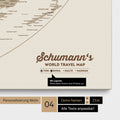 Leinwand einer Weltkarte in der Equal-Earth-Projektion in Desert Sand mit Personalisierung als Logo mit Familiennamen und Legende