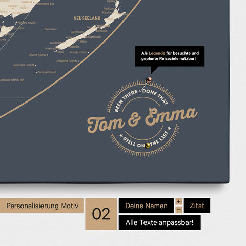 Personalisierte Weltkarte in der Equal-Earth-Projektion als Pinnwand Leinwand in Hale Navy mit eingedruckten Namen und einer Legende zur Markierung von besuchten Orten
