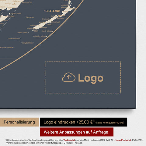 Weltkarte in der Equal-Earth-Projektion als Pinn-Leinwand in Hale Navy, auf die ein Firmenlogo eingedruckt werden kann