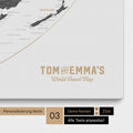 Personalisierung einer Weltkarte in der Equal-Earth-Projektion Pinnwand in Light Gray mit einem Logo im Vintage-Look, bei dem die Namen und die Unterzeile „World Travel Map“ geändert werden kann
