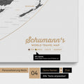 Leinwand einer Weltkarte in der Equal-Earth-Projektion in Light Gray mit Personalisierung als Logo mit Familiennamen und Legende