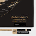 Leinwand einer Weltkarte in der Equal-Earth-Projektion in Sonar Black mit Personalisierung als Logo mit Familiennamen und Legende