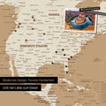 Weltkarte in der Equal-Earth-Projektion als Pinnwand in der Farbe  Treasure Gold, auf der Reiseziele in den USA und Kanada mit Pins markiert sind