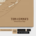 Personalisierung einer Weltkarte in der Equal-Earth-Projektion Pinnwand in Treasure Gold mit einem Logo im Vintage-Look, bei dem die Namen und die Unterzeile „World Travel Map“ geändert werden kann