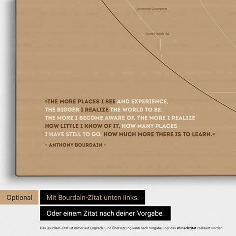 Weltkarte in der Equal-Earth-Projektion in Treasure Gold mit eingedrucktem Zitat von Anthony Bourdain, das bei einer Personalisierung gegen ein beliebiges anderes Zitat ersetzt werden kann