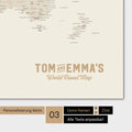 Mappa del mondo in colore oro con un logo vintage come personalizzazione moderna