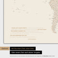 Mappa del mondo in colore oro con citazione stampata di Anthony Bourdain, che può essere sostituita con qualsiasi altra citazione durante la personalizzazione