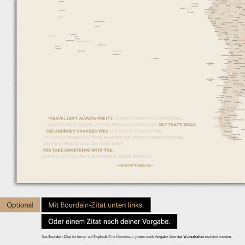 Mappa del mondo in colore oro con citazione stampata di Anthony Bourdain, che può essere sostituita con qualsiasi altra citazione durante la personalizzazione