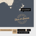 Motivo alternativo per una personalizzazione con il tuo nome su una mappa del mondo a colori Hale Navy (oro-blu scuro)