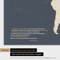 Mappa del mondo a colori Hale Navy (oro-blu scuro) con citazione stampata di Anthony Bourdain, che può essere sostituita con qualsiasi altra citazione durante la personalizzazione