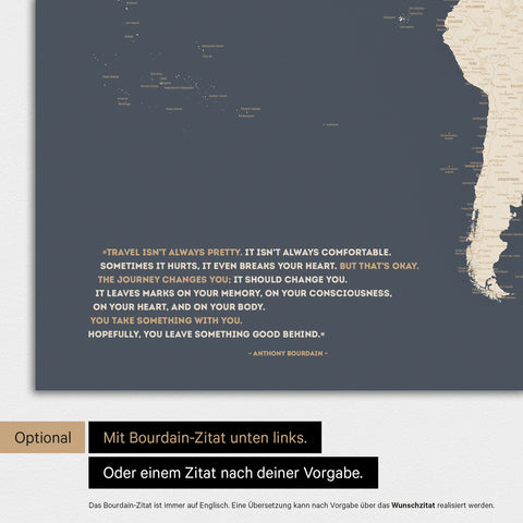 Mappa del mondo a colori Hale Navy (oro-blu scuro) con citazione stampata di Anthony Bourdain, che può essere sostituita con qualsiasi altra citazione durante la personalizzazione