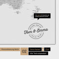 Motivo alternativo per una personalizzazione con il tuo nome su una mappa del mondo in colore grigio chiaro