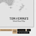 Mappa del mondo in colore grigio chiaro con un logo vintage come personalizzazione moderna