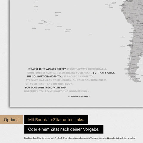 Mappa del mondo in colore grigio chiaro con citazione stampata di Anthony Bourdain, che può essere sostituita con qualsiasi altra citazione durante la personalizzazione